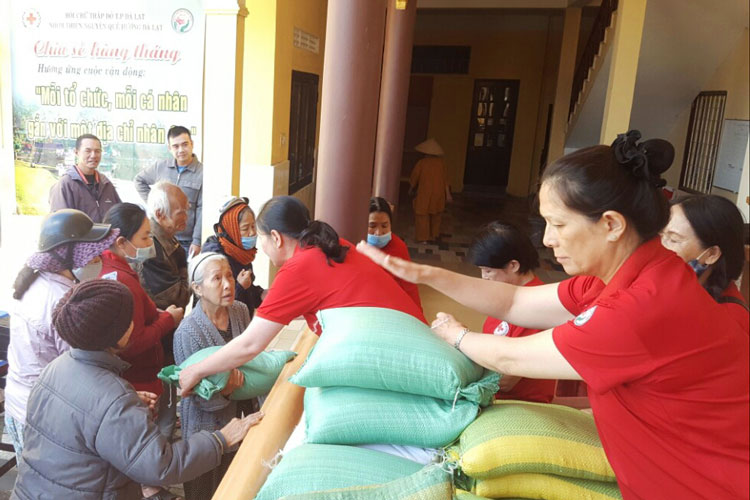 Nhóm thiện nguyện Quê Hương hỗ trợ gạo và tiền mặt cho 100 địa chỉ nhân đạo là các hoàn cảnh khó khăn ở TP Đà Lạt