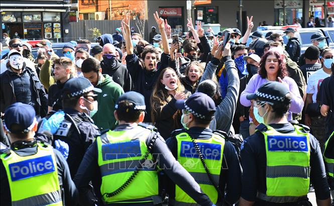 Cảnh sát bắt giữ người biểu tình do vi phạm các quy định về phòng, chống dịch viêm đường hô hấp cấp COVID-19 tại Melbourne, Australia, ngày 13/9/2020