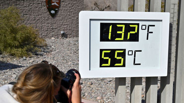 Một người chụp ảnh nhiệt kế đo 55 độ C tại trung tâm du khách Furance Creek ở vườn quốc gia Death Valley (Thung lũng chết), bang California vào ngày 17-8
