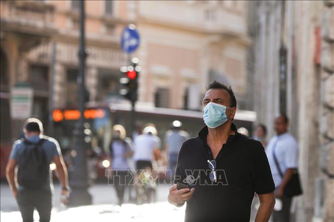 Người dân đeo khẩu trang phòng lây nhiễm COVID-19 tại Rome, Italy