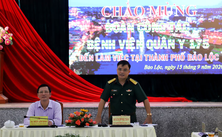 Đại tá Trần Đức Thắng - Phó Giám đốc Bệnh viện Quân y 175 phát biểu tại buổi làm việc