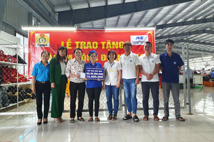 Chị Nguyễn Thị Hằng (thứ tư từ phải qua) cùng BCH Công đoàn trao tiền hỗ trợ sửa nhà Mái ấm công đoàn cho người lao động có hoàn cảnh khó khăn
