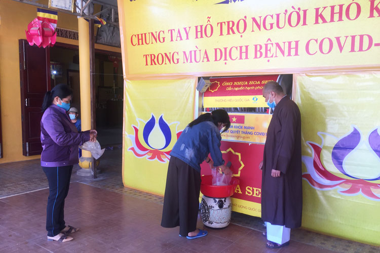 Các tôn giáo trong tỉnh, trong đó có Giáo hội Phật Giáo Lâm Đồng đã tích cực ủng hộ Quỹ Phòng, chống dịch COVID-19 tỉnh và Quỹ Vì người nghèo