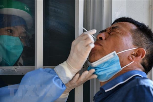 Nhân viên y tế lấy mẫu dịch xét nghiệm COVID-19 cho người dân tại Vũ Hán, tỉnh Hồ Bắc, Trung Quốc, ngày 3/9/2020