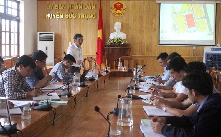 Đồng chí Nguyễn Văn Cường – Phó Bí thư Huyện ủy, Chủ tịch UBND huyện Đức Trọng, chủ trì hội nghị.