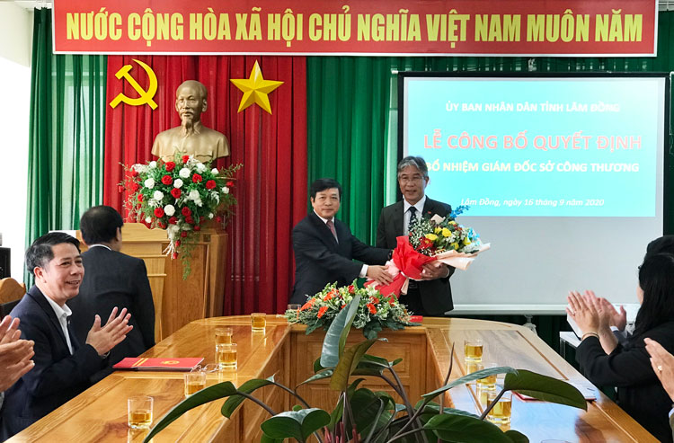 Chủ tịch UBND tỉnh Lâm Đồng Đoàn Văn Việt trao quyết định bổ nhiệm cho ông Hoàng Trọng Hiền