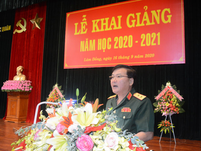Trung tướng Hoàng Văn Minh – Giám đốc Học viện Lục Quân phát biểu tại lễ khai giảng năm học 2020 – 2021