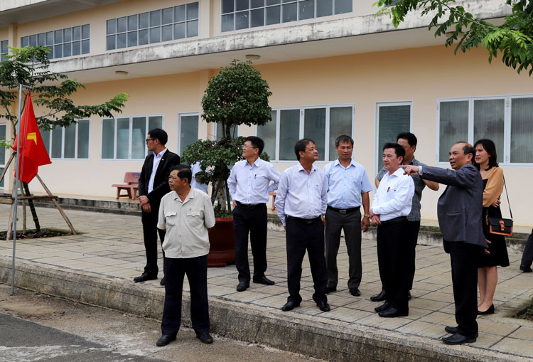Phó Chủ tịch UBND tỉnh Lâm Đồng Phan Văn Đa (áo trắng ở giữa) kiểm tra thực tế các hạng mục công trình tại Dự án Trung tâm Văn hóa – Thông tin và Thể thao huyện Bảo Lâm