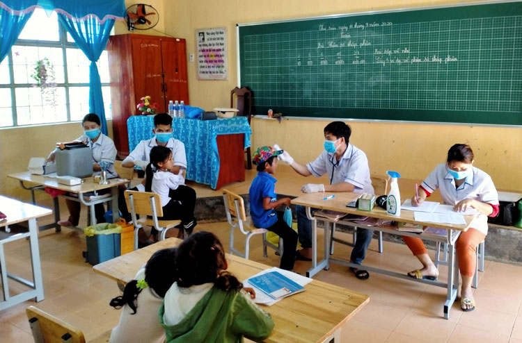Khám sàng lọc bệnh bạch hầu cho học sinh Phân Trường Tiểu học Dơng Jri, xã Đạ M’rông