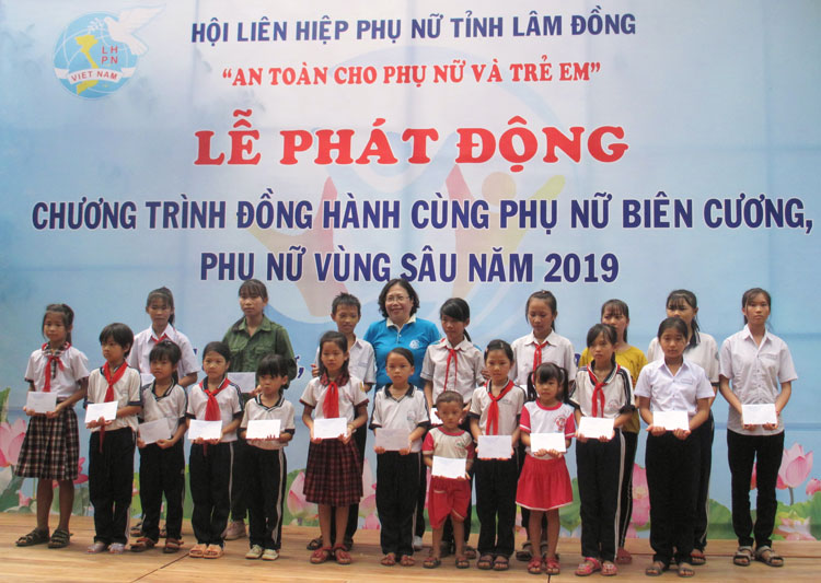 Bà Phạm Thị Mỹ Huyền - Chủ tịch Hội LHPN tỉnh trao học bổng của chương trình cho học sinh vùng sâu vượt khó