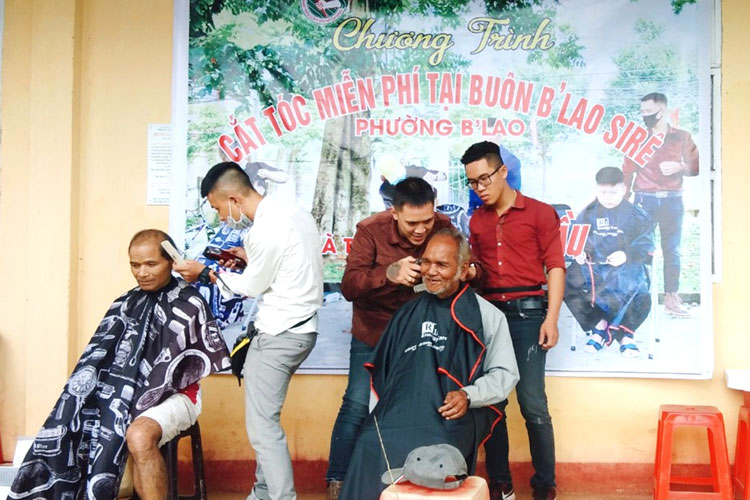 Anh Tùng (thợ cắt tóc bên phải) về tận thôn, buôn cắt tóc miễn phí cho bà con đồng bào DTTS