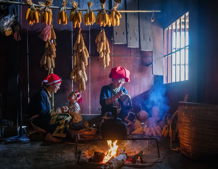 Bên bếp lửa của người Dao đỏ ở Lào Cai. Ảnh: Nguyễn Nghĩa
