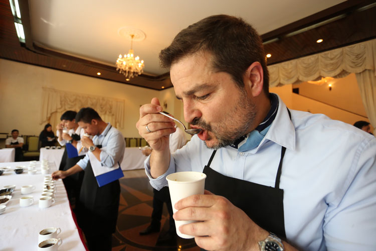 Các chuyên gia cà phê đánh giá hương vị cà phê arabica của nông dân Đà Lạt tại cuộc thi do các hãng cà phê uy tín trên thế giới phối hợp cùng Công ty Là Việt tổ chức. Ảnh: GIA THỊNH