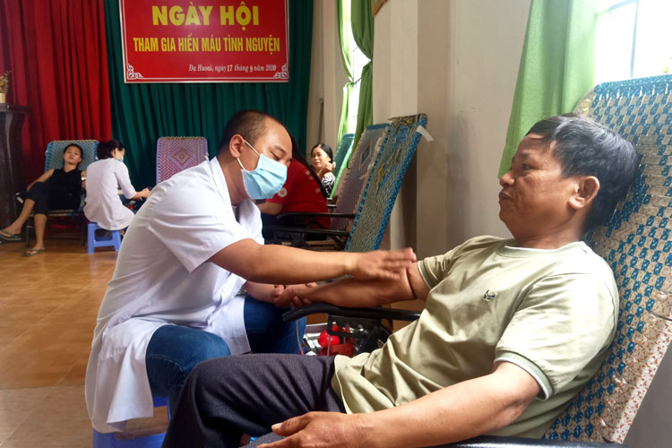 Người dân huyện Đạ Huoai đến tham gia hiến máu tình nguyện. Ảnh: Khánh Phúc