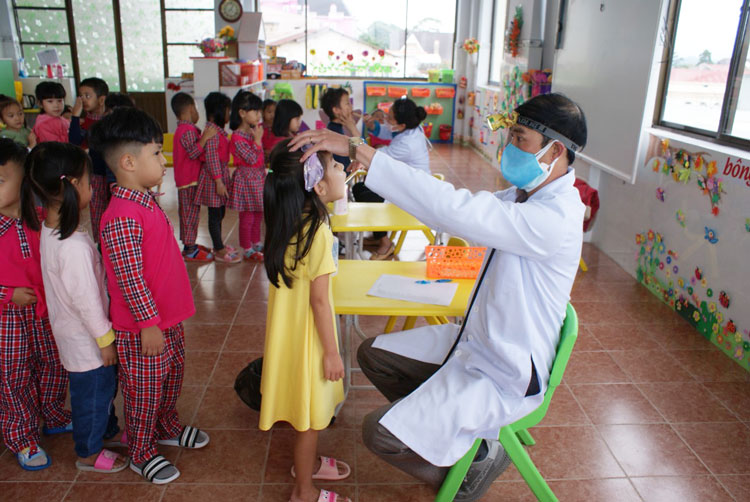 Khám sàng lọc bệnh tay chân miệng cho trẻ tại Trường mầm non Anh Đào
