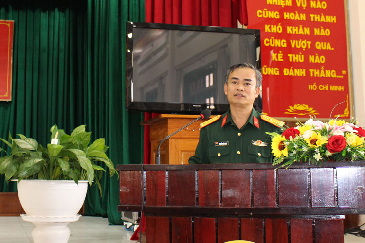 Đại tá Nguyễn Văn Sơn - Ủy viên Ban Thường vụ Đảng ủy, Phó Chính ủy Bộ Chỉ huy Quân sự tỉnh phát biểu định hướng nội dung buổi tọa đàm