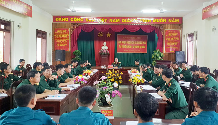 Toàn cảnh buổi làm việc của Bộ CHQS tỉnh Lâm Đồng với Đảng bộ Quân sự huyện Đạ Huoai về quy chế dân chủ