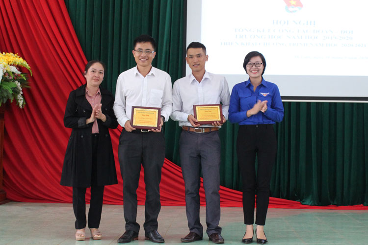 Tặng Kỷ niệm chương cho hai đồng chí trong Hội đồng Đội huyện Di Linh đã chuyển công tác khác