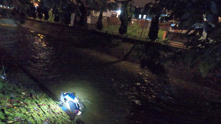 Chiếc xe gắn máy được người dân phát hiện nằm dưới lòng suối sau cơn mưa lớn