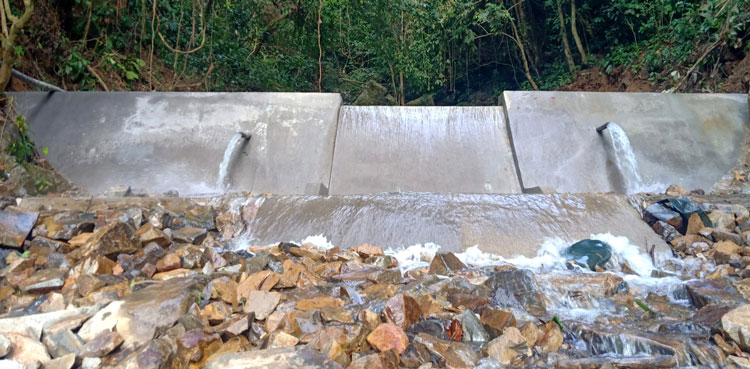 Tặng công trình nước tự chảy cho người dân xã Lộc Lâm