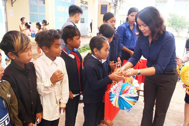 Bà Phạm Thị Thanh Thúy - Phó Chủ tịch UBND huyện Đức Trọng, trao quà trung thu cho trẻ em có hoàn cảnh khó khăn của xã Tà Hine, huyện Đức Trọng