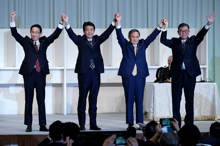 Ông Yoshihide Suga được các thành viên nội các ủng hộ và tin tưởng. Ảnh: Eugene Hoshiko