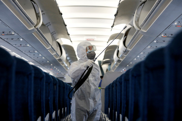Vệ sinh khử khuẩn trong máy bay của hãng Vietnam Airlines