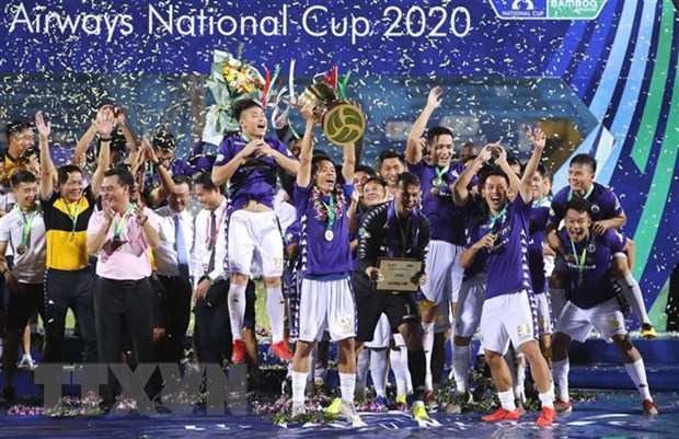 Các cầu thủ Hà Nội FC ôm Cúp ăn mừng bảo vệ thành công chức vô địch Cúp Quốc gia 2020