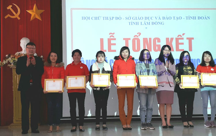 Trung ương Hội Chữ thập đỏ Việt Nam và Hội Chữ thập đỏ tỉnh khen thưởng nhiều tập thể, cá nhân xuất sắc trong phong trào Chữ thập đỏ trường học