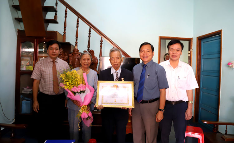 Bí thư Thành ủy Bảo Lộc Nguyễn Văn Triệu tới thăm và trao Huy hiệu 55 năm tuổi Đảng cho đồng chí Đinh Hữu Chí (Đảng bộ Phường 1  TP Bảo Lộc)