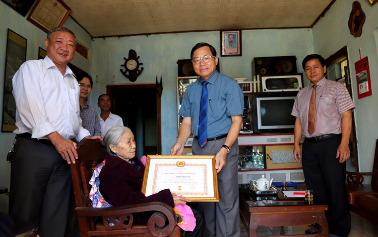 Đồng chí Nguyễn Văn Triệu – Bí thư Thành ủy Bảo Lộc thăm hỏi và trao Huy hiệu 55 năm tuổi Đảng cho đồng chí Hoàng Thị Ngoan (Đảng bộ Phường 2, TP Bảo Lộc)