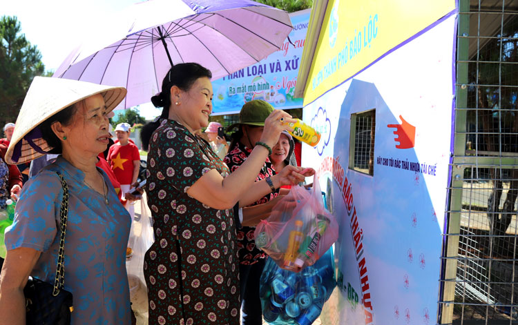 Hội viên phụ nữ phường B’Lao đóng góp nhựa tái chế ủng hộ Mô hình “Ngôi nhà sạch – đẹp”