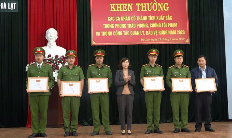 Đồng chí Huỳnh Thị Thanh Xuân - Ủy viên Ban Thường vụ Tỉnh ủy, Chủ tịch HĐND thành phố Đà Lạt trao giấy khen cho các cá nhân có thành tích xuất sắc trong phòng chống tội phạm và quản lý bảo vệ rừng