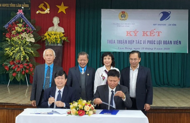 CĐGD tỉnh Lâm Đồng ký kết thỏa thuận hợp tác vì phúc lợi đoàn viên với VNPT – VinePhone Lâm Đồng