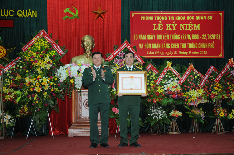  Thừa ủy quyền của Thủ tướng Chính phủ, Giám đốc Học viện Lục quân trao Bằng khen của Thủ tướng Chính phủ cho Phòng Thông tin khoa học quân sự năm 2018