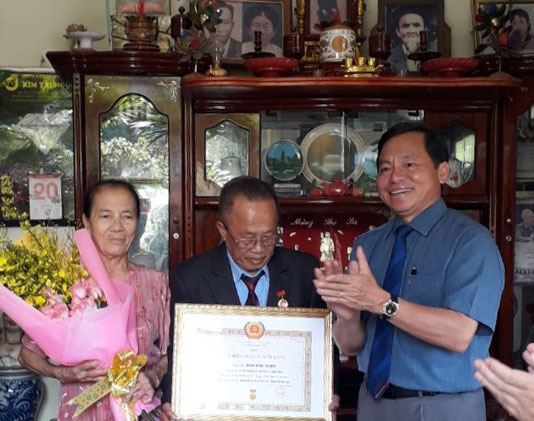 Bí thư Thành ủy Bảo Lộc Nguyễn Văn Triệu trao Huy hiệu 50 năm tuổi Đảng cho đảng viên Đinh Đinh Nhiên, Đảng bộ xã Đại Lào