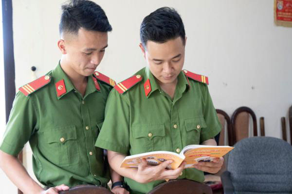 Phan Văn Bá (bên phải) cùng đồng đội