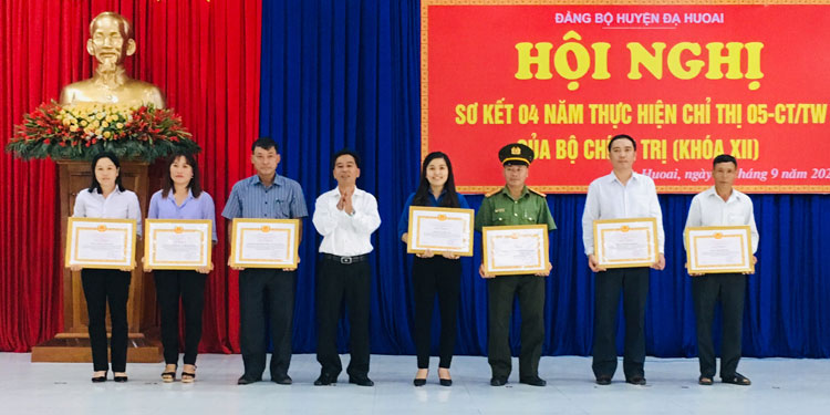 Đồng chí Nguyễn Quý Mỵ - TUV, Bí thư Huyện ủy trao giấy khen cho các tập thể