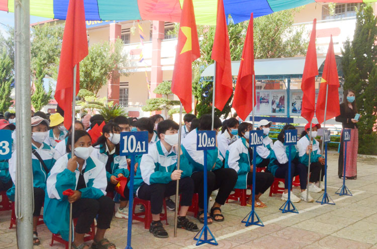 Năm học 2020 - 2021, Trường THCS&THPT Đạ Nhim được thành lập và đón thêm học sinh cấp THPT của 2 xã Đạ Nhim và Đạ Chais