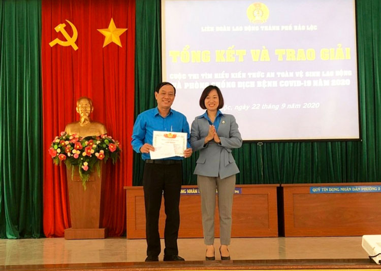 Ban tổ chức trao giải cho tập thể Công đoàn Công ty CP Công trình Đô thị Bảo Lộc
