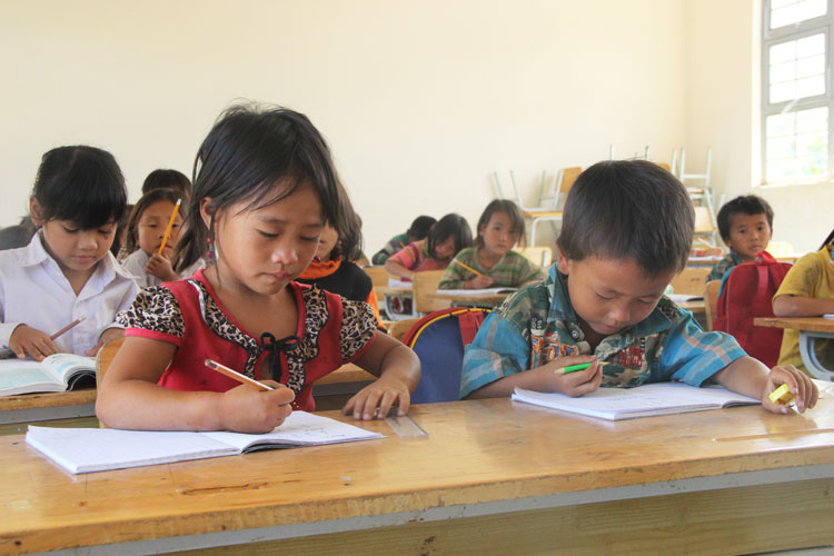 Hiện ở Đam Rông nhiều gia đình khó khăn không đủ điều kiện mua sách giáo khoa chương trình mới cho các cháu lớp 1