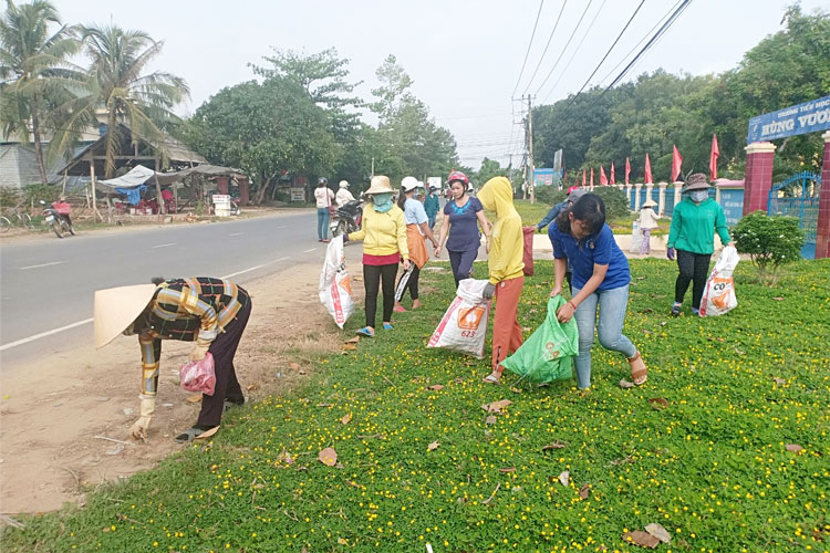 Chị em phụ nữ Đạ Lây thực hiện mô hình thu gom rác thải, bảo vệ môi trường trên địa bàn