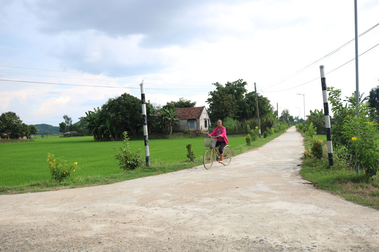 Một tuyến đường giao thông nông thôn ở Gia Viễn được cứng hóa, đáp ứng nhu cầu đi lại và giao thương hàng hóa của Nhân dân