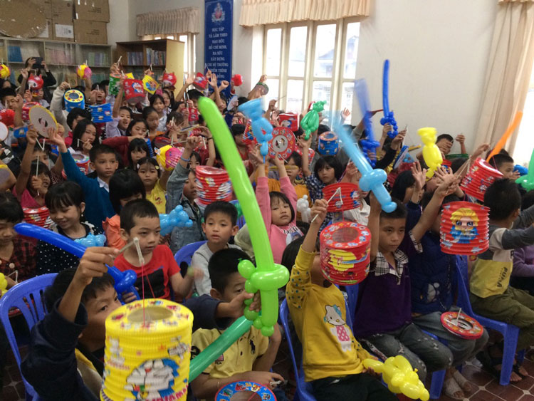 Hội Chữ thập đỏ tỉnh tổ chức chương trình vui đón Trung thu cho trẻ em Trường Khiếm thính Lâm Đồng