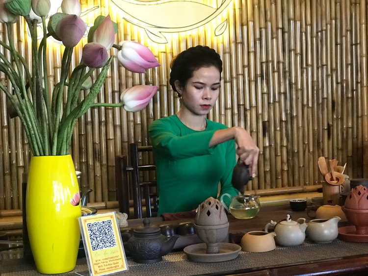 Dami Ka Thing - cô gái làng Da La, xã Lộc Thành, Bảo Lâm đang pha trà nhài