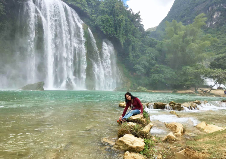 Thác phụ nằm sâu trong vùng lãnh thổ của Việt Nam, vào dịp tháng 10 nước chảy khá lớn, tạo vẻ đẹp hùng vĩ không kém khu thác chính