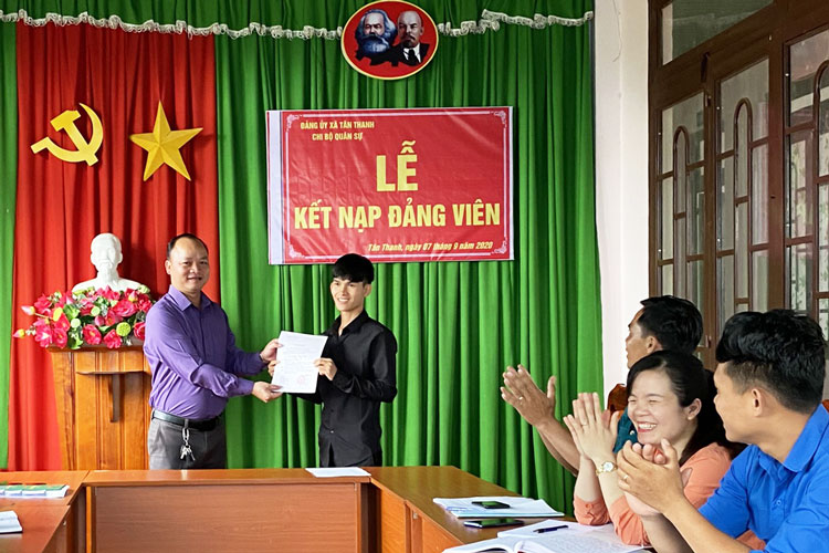 Bí thư Đảng ủy xã Tân Thanh - Nguyễn Ngọc Tú tham dự sinh hoạt với Chi bộ Quân sự và trao quyết định kết nạp đảng viên mới