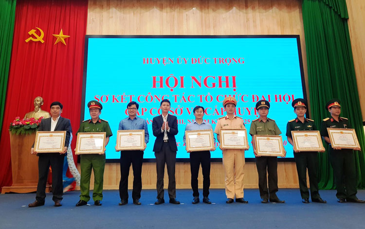 Đồng chí Hồ Quốc Trung – UVBTVHU, Trưởng Ban Tổ chức Huyện ủy trao Giấy khen cho các cá nhân