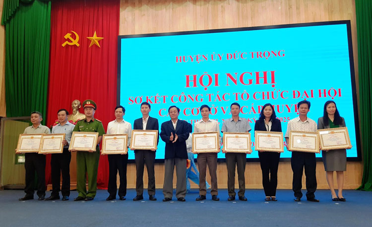 Đồng chí Lê Hồng Khánh – Phó Bí thư Thường trực Huyện ủy trao Giấy khen cho đại diện các tập thể