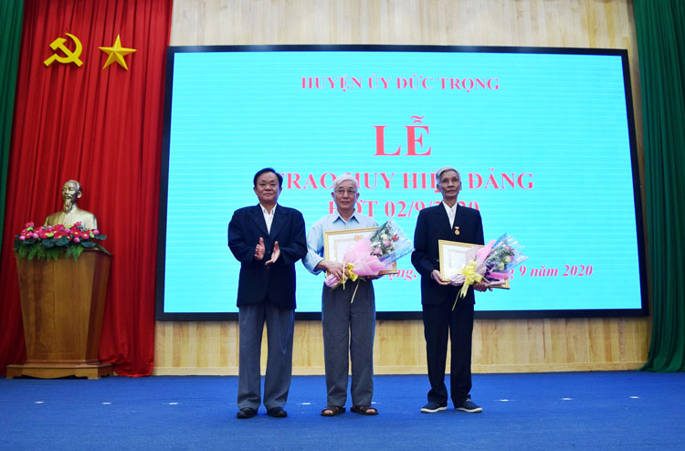 Đồng chí Lê Hồng Khánh – Phó Bí thư Thường trực Huyện ủy Đức Trọng, trao huy đảng đợt 2/9 cho các Đảng viên lão thành